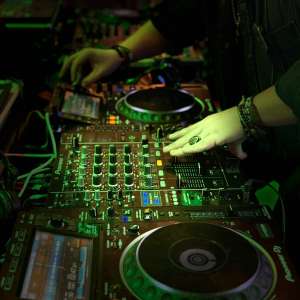 DJ TAVI