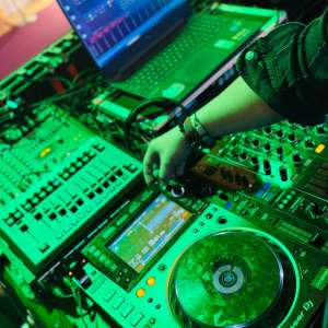 DJ TAVI